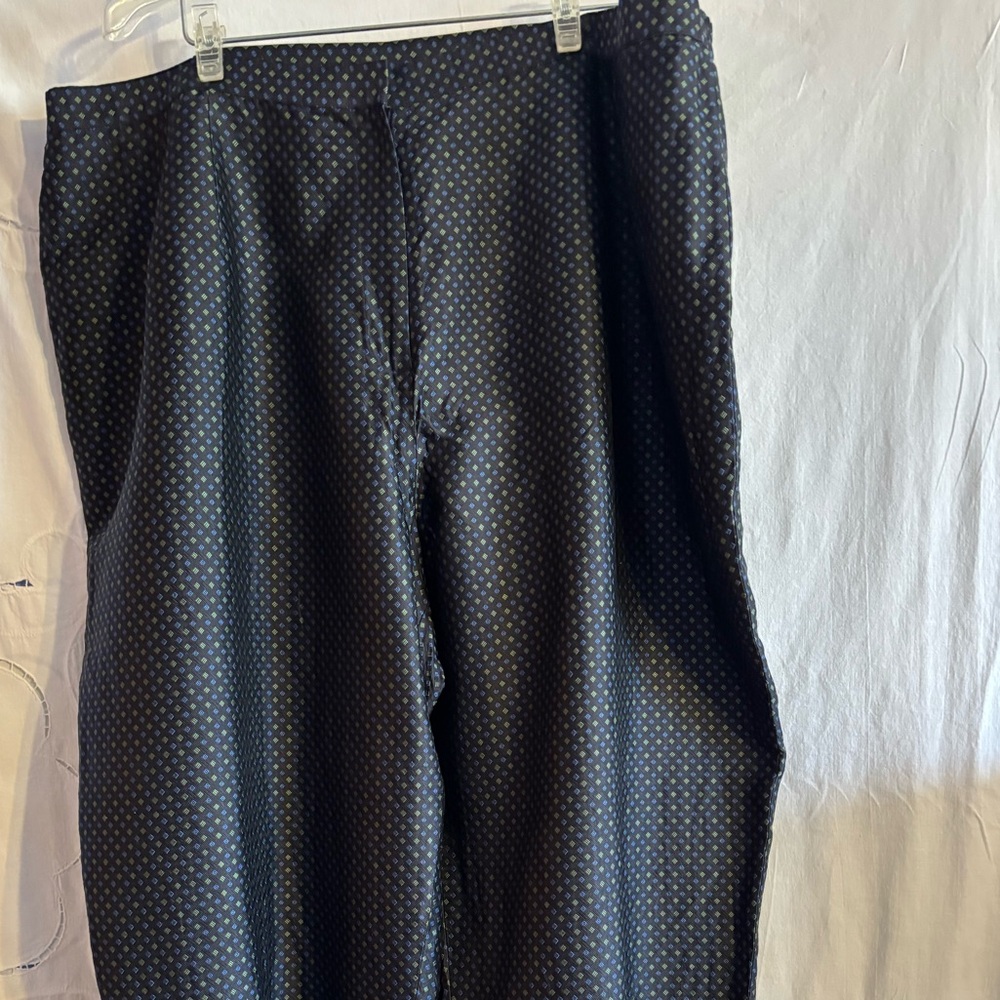 Chic Talbots Women’s pure silk pants, polyester lining, green and blue pattern.